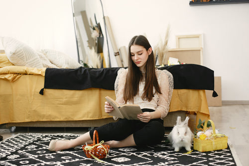 2026 trendlerine uygun, modüler çalışma masası ve doğal dokularla dekore edilmiş modern genç odası iç tasarımı.